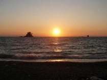 海に沈む夕日は絶景です。(万葉の丘を降りた・くじ浜にて当館より徒歩12分）