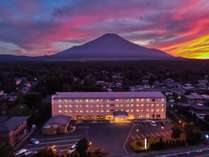 【朝焼けの富士山】早朝の朝焼けの富士山の景色は格別です 写真