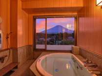 【富士山ビュー温泉風呂付スイートルーム】富士山を眺める檜造りの温泉風呂