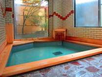 殿の湯は檜風呂。ご存知「湯畑」で湧いた温泉を100％かけ流しでご提供しております。