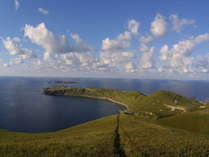 【周辺観光】ゴロタ岬。島の西側にせり出した断崖絶壁(海抜176m）の岬。