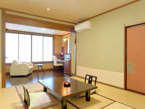 ○【泉遊～ＳＥＮＹＵ～36平米】温泉内湯付客室の和室はシンプルモダンで心地よいです♪