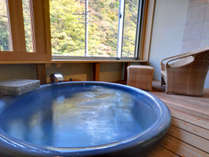 【泉遊～ＳＥＮＹＵ～洋室ツイン35平米】は段差も少ないタイプのお風呂です。足湯も楽しめます♪