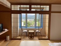 ４名定員の和室です。窓からは八海山を一望することができます。