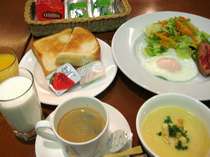 【朝食】洋食セット。トースト・スープ・コーヒー・紅茶・緑茶・ジュースなど