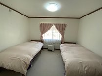 2階 寝室　洋室 ツイン　冬期、暖房設備完備（ガスファンヒーター・電気敷毛布・羽毛布団）
