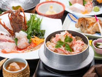 *【夕食例（雪海）】蟹のエキスたっぷりの釜飯。味・香りともにこれ以上ない贅沢感を味わえます。