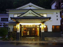 *外観／大正ロマンの雰囲気が漂う昔ながらの木造旅館で、日本三大薬湯と山の恵みをお楽しみください。 写真