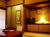 【吉昇亭】和の情緒あふれる数奇屋造りの客室。昭和から続く歴史ある空間は懐かしさを誘います。