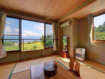 *和室10畳（アルプス側）/大きめの窓からの眺め。天気が良ければ絶景をお楽しみ頂けます