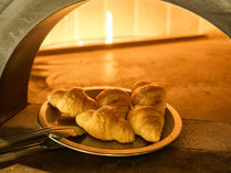 ＜ご朝食＞450℃の石窯で仕上げたパンは、外は“パリっ”と、中は“ふっくら”とした食感！