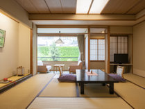 スタンダード和室からは湯沢の町並みや中庭がご覧いただけます。