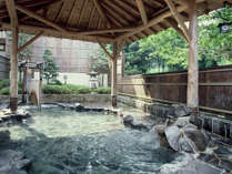 *吉祥の湯・露天風呂。広々とした岩風呂で天然ラドンたっぷりの良湯をお愉しみ下さい。