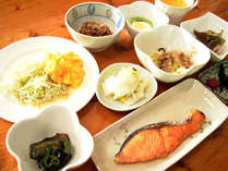 *地場産の魚や野菜を使用した、栄養バランス満点のご朝食。