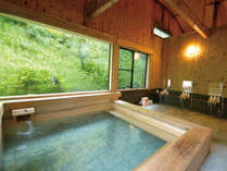 *檜風呂/ぜいたくな総檜（ひのき）を使った大浴場。目の前の自然を眺めながらの湯浴みは極楽…