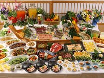 夕食は和洋中バイキング♪手作りのお料理をお楽しみください。※イメージ
