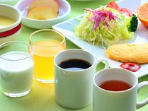 ■朝食_メインは洋食。白樺湖と車山を眺望するレストランで（和食の日もあります）