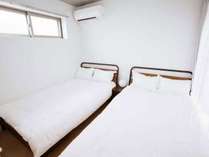 ベッドには、寝心地バツグンのセミダブルベッドを採用しています。各階２台ずつ、計４台設置。