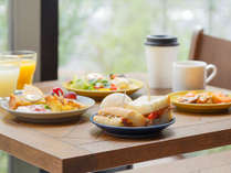 [レストラン]日替わりのパンを中心にデリやスープなど色とりどりのご朝食が朝を彩ります。