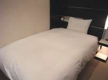 ◆シングルルーム｜人気のシモンズ製、ベッド幅は120センチでゆったり快適