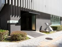 ◆エントランス｜正面玄関は、大きい「Ｘ」の看板が目印です。