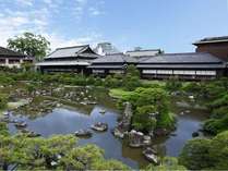 現在も柳川藩主の末裔が営むこの御屋敷は、<BR>7000坪の敷地すべてが国指定名勝に指定されており、<BR>江戸時代から積み重ねた歴史からか、ゆっくりとしたひとときが流れています。<BR>