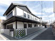 京都ならではの町屋風にデザインされた新築の宿泊施設です