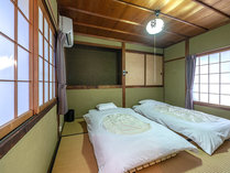 2階の寝室（シングルベッド2台）