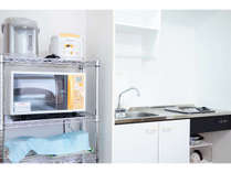 「室内キッチン」　電気コンロ、食器・調理器具、冷蔵庫、炊飯器、レンジ、ポット完備♪