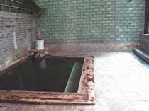 【御婦人風呂】しっとりと温かみのある、ヒバの木風呂は、独特の色をした弱食塩泉。入替も可能です。