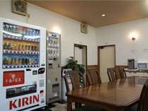 【自販機】１階ロビーには90円～の格安自販機や、共用ポット、電子レンジがございます。