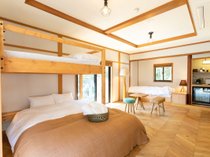 Room　A｜柱などの木部を活かし、木の質感を感じられるナチュラルなスタイルの1階の客室。