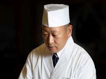 手の込んだ繊細な日本料理を創作する料理長・及川貴史　