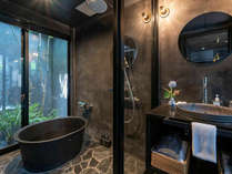 五右衛門風呂のようなバスタブが備わった浴室。窓から坪庭の眺めを楽しみながらリラックスできます。