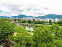 *【眺望】鴨川名物の納涼床へも歩いて行ける立地です。夏の京都風物詩をお楽しみください。