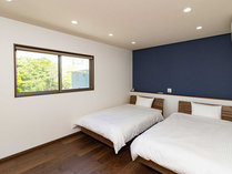 ・【洋室ベッドルーム】濃紺と白を基調としたシンプルなインテリア