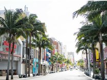 国際通りまで徒歩で約5分。「奇跡の1マイル」とも呼ばれる沖縄県で最も賑やかな通りです。