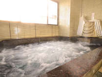 厨（くりや）温泉を引いている浴室。気泡風呂なのでよく温まります。