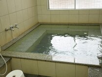１Fの奥には大浴場も完備。5名～10名ほど同時に入浴可能です。