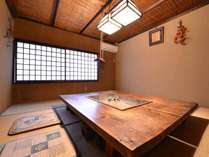 ◎お食事処一例／古きよき日本の食卓「囲炉裏」を囲んでお食事をお楽しみください。