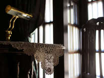 【三月月】アンティークの家具と、大きな格子窓が特徴