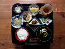 日替わりの京のおばんざいをお膳に乗せた朝食。お部屋出しでお召し上がりください。