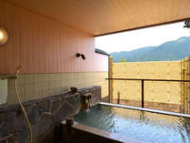 *開放感溢れる貸切露天風呂。掛け流しの天然温泉を存分にお楽しみ下さい。