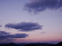 ・【周辺/景観】紫色に染まる夕暮れ時の空が幻想的です