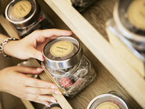 【クラブラウンジ】　ティータイムに「選べる楽しさ」を。嬉野紅茶をはじめ、上質の紅茶14種をご用意。