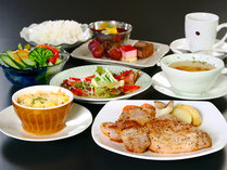 夕食（洋食コース一例）◆ポークグリルやホワイトソースから手作りの人気のグラタンなど！