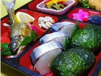 夕食お弁当「くまの　味　弁当」(川湯温泉大村屋様ご提供)熊野名産めはり寿司さんま寿司付。別途追加料金要。
