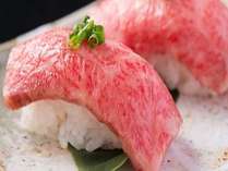 「おおいた和牛」を使用した炙り肉寿司。ひとくちで分かる肉質の良さ。
