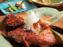 名物の超特大金目鯛の煮付け。静岡県下田産の極上金目鯛を、当館秘伝15年モノのタレでふっくら煮付けました