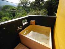 箱根の緑に囲まれた客室露天風呂も源泉100％かけ流し